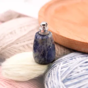 Pendentif flacon huile essentielle en pierre naturelle, fiole aromathérapie cristal bleu argent.