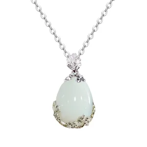 Dettaglio ravvicinato della collana con pendente a goccia bianca in argento finemente.
