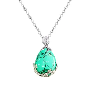 Collana con ciondolo in pietra verde a goccia color argento e delicata montatura floreale.