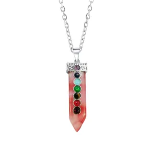 Dettaglio ravvicinato del ciondolo spada di cristallo sette chakra con catena d'argento.