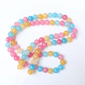 Dettaglio di perle di vetro craquelé colorate per bracciale collana gioielli fai da te.