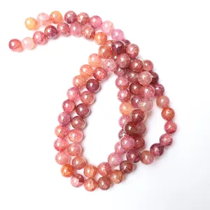 Dettaglio perline di vetro fessurato bicolore, filo di accessori per creazione di gioielli.