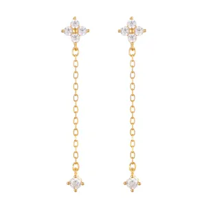 Boucles d'oreilles longues en argent S925 doré avec motifs de trèfle en zircone scintillante.
