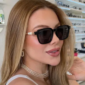 Chic square Sonnenbrille für Damen mit eleganten Perlen-Details am Bügel für den Alltag.