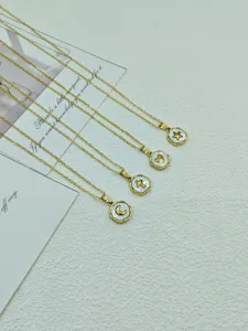 Collana con ciondolo in conchiglia di acciaio inossidabile croce luna stella cuore dettaglio.