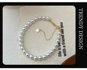 Détail en gros plan du bracelet de perles en argent S925 avec perles rondes et cœur.