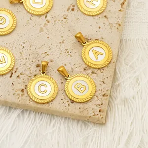 Detailansicht des goldenen Buchstabenanhängers mit vintage runder Borte und weißer Ölung.