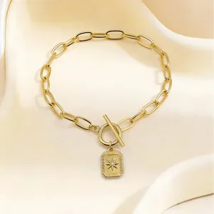 Elegante goldene Paperclip-Kette mit Knebelverschluss und rechteckigem Sternanhänger.
