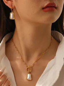 Ensemble de bijoux collier et boucles d'oreilles pendentif carré coquille blanche acier titane or