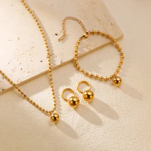 Minimalistisches goldenes Titanstahl Perlenkette Armband und Ohrringe Schmuckset Detail.