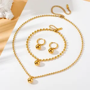 Detaillierte Nahaufnahme des goldenen Titanstahl Perlen Halskette und Armband Sets.