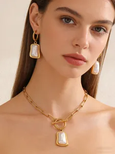 Vue détaillée collier pendentif boucle OT coquille blanche acier titane or 18K chic.