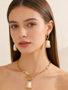 Gros plan détail de l'ensemble de collier pendentif carré coquille blanche en acier 18K.