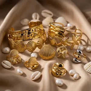 Set di bracciali e anelli dorati in stile oceano con conchiglie e stelle marine per estate.