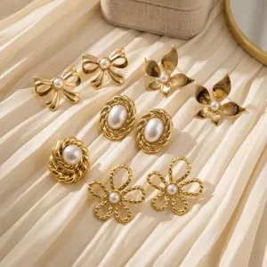Orecchini in acciaio inossidabile dorato dettaglio, stile retrò francese perle e fiori.