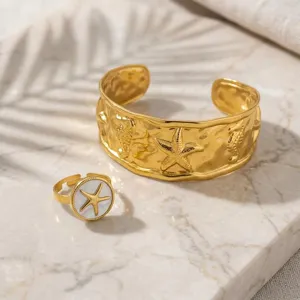 Set bracciale rigido e anello con stella marina e cavalluccio marino dorato stile spiaggia.