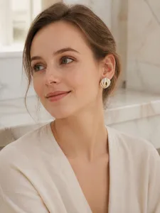 Eleganti orecchini geometrici bianchi placcati oro per donna, gioielli di moda chic quotidiani.