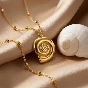 Elegante collana con ciondolo a conchiglia dorata e catena di perline, gioiello di lusso donna.
