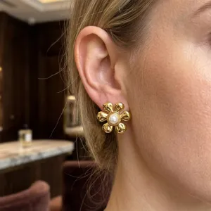 Orecchini a fiore in acciaio dorato con perla per donna, raffinato stile retro francese.
