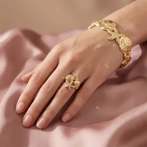 Set bracciale e anello aperti stile oceano dorato con design stella e conchiglia.