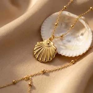 Collana conchiglia oro dettaglio, ciondolo catenina clavicolare stile marino, gioiello.