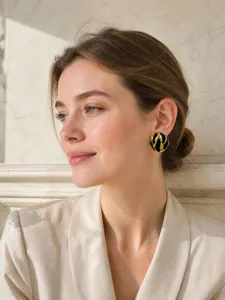 Orecchini geometrici oro e nero vista dettaglio design elegante gioielli moda