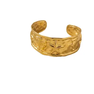 Bracciale rigido aperto estivo con design martellato a stella marina e cavalluccio.