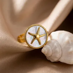 Primo piano dettagliato dell'anello con stella marina stile oceano dorato con madreperla.
