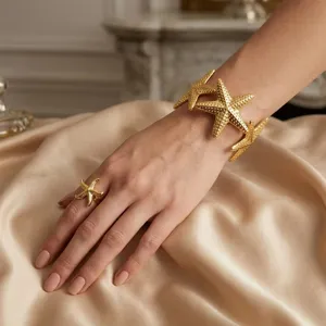 Set bracciale rigido e anello con stella marina dorata, gioielli eleganti stile mare.