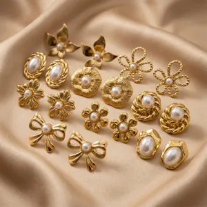 Set di orecchini a perno con perle e fiori dorati, gioielli vintage eleganti per donna.