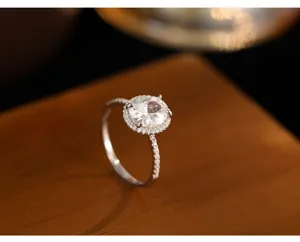 Vue de détail de la bague halo de luxe en argent S925 avec des pierres étincelantes.
