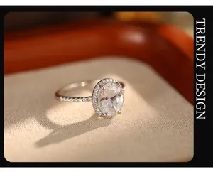 Bague élégante en argent sterling avec zircone ovale scintillante et pavage fin.