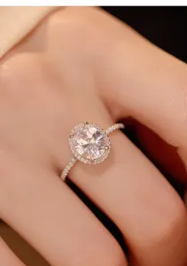 Gros plan detail de bague de fiancailles ovale de luxe en argent s925 pavee de diamants.