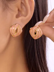 Detailansicht der französischen rosa Emaille geometrischen Ohrringe mit goldenen Linien.