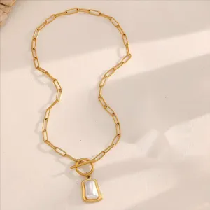 Collier chaîne trombone en acier titane doré avec pendentif carré en nacre blanche.