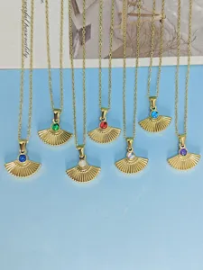 Gros plan détaillé des colliers pendentifs en acier inoxydable avec pierres en éventail.