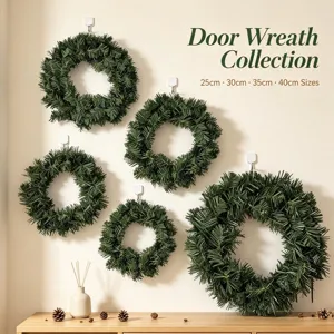Dettaglio ghirlanda di pino artificiale, decorazione porta Natale varie misure scena.