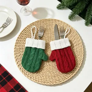 Weihnachten Zopfstrick Mini Handschuh Bestecktasche Detail zeigt Textur und festliche Tischdeko.