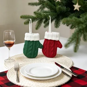Festliche weihnachtliche Mini Handschuh Bestecktaschen für eine stimmungsvolle Tischdekoration.