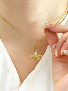Vue rapprochée du collier élégant avec pendentif éventail en acier titane et incrustation.