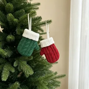 Weihnachts Zopfmuster Mini Handschuh Besteckset Detailansicht, ideal für festliche Tischdeko.