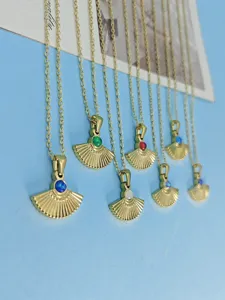 Collier pendentif éventail en acier titane doré tendance avec incrustation de pierres