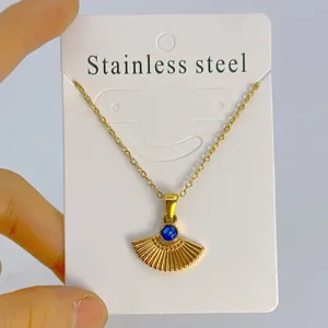 Collier pendentif en pierre bleue en forme d'éventail en acier inoxydable vue détaillée