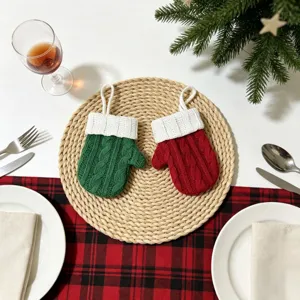 Charmantes Weihnachtliches Zopfstrick Mini Handschuh Besteckhalter Detail, Tischdeko.