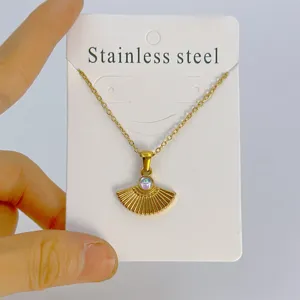 Gros plan détaillé du collier pendentif éventail en acier titane avec pierre opalescente.