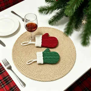 Weihnachts Strick Mini Fäustling Besteckhalter Set, rot grün festliche Tischdeko für Feiertage.