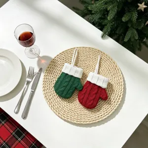 Weihnachten gestrickte Mini-Handschuh-Besteckhalter Detail, festliche Tischdeko für Feiertage.