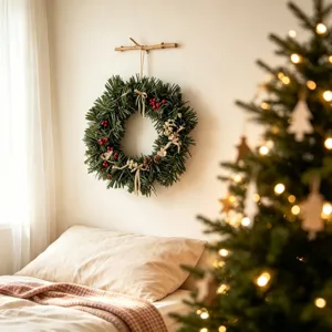 Primo piano di ghirlanda natalizia, decorazione festiva per la casa e appendiabiti.