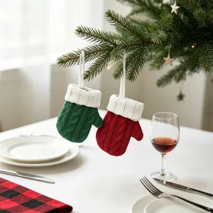 Weihnachten gestrickte Mini Handschuh Bestecktaschen Set, festliche Tischdeko Detail.
