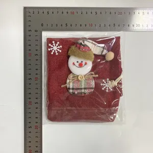 Bolsa de vino de yute navideña con un tierno diseño de muñeco de nieve 3D festivo.